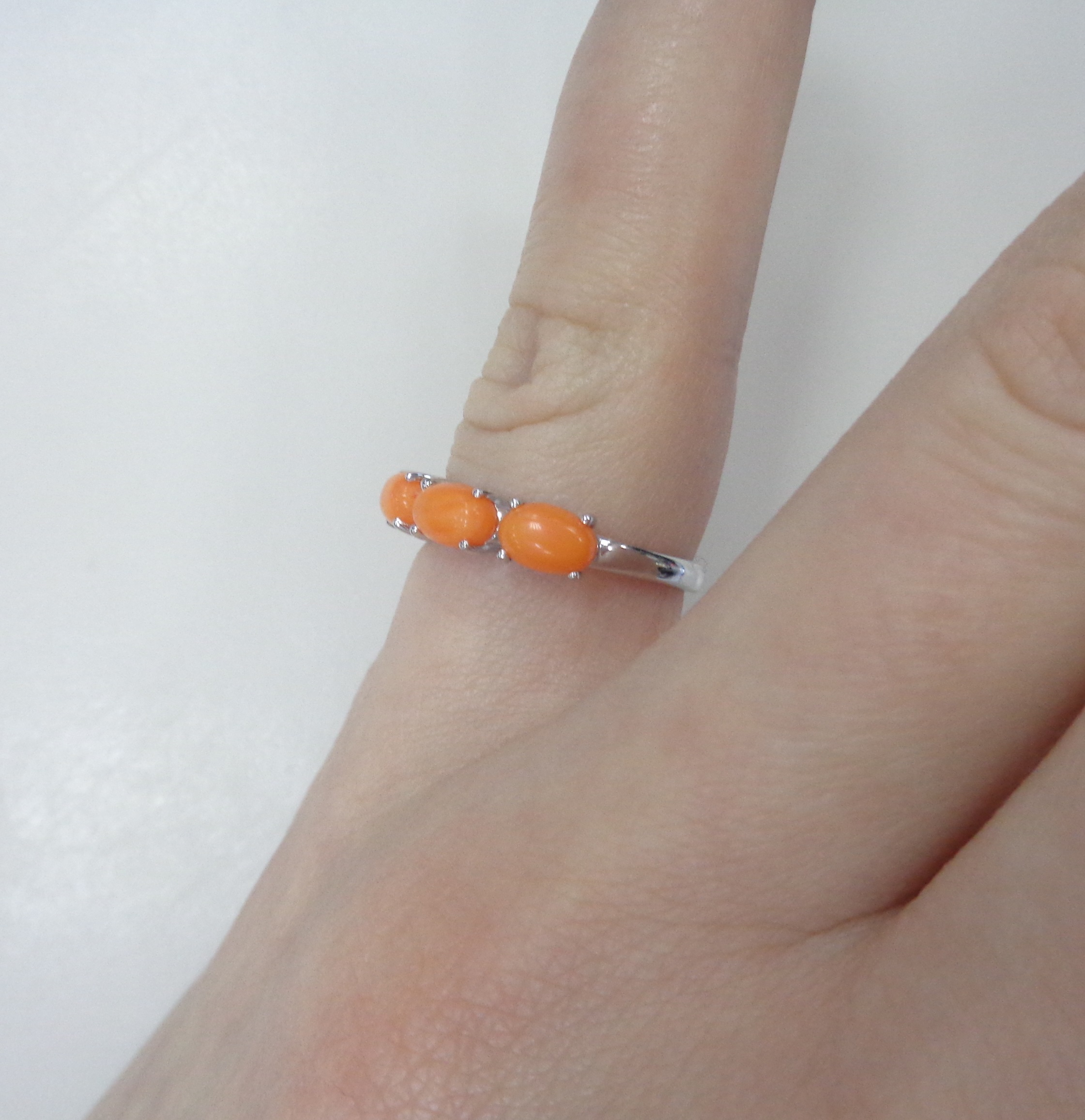 Серебряное кольцо с кораллами